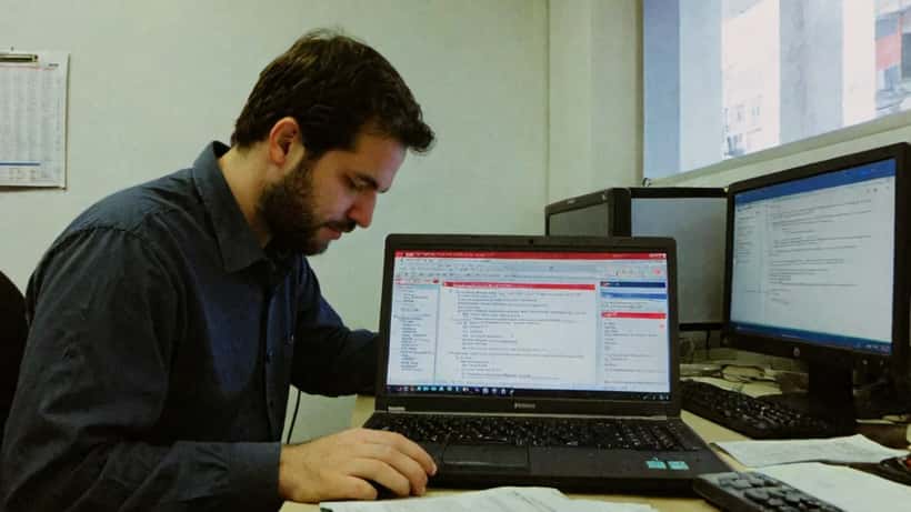 IT-Techniker überprüft BIOS-Secure-Boot-Status auf einem Laptop-Bildschirm