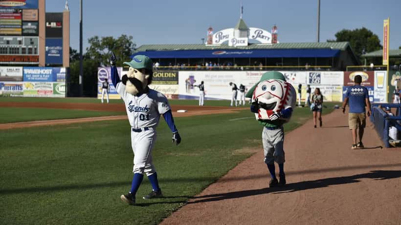 Equipo de béisbol de ligas menores en el campo durante un partido, representando la carrera de prospectos como AJ Ewing