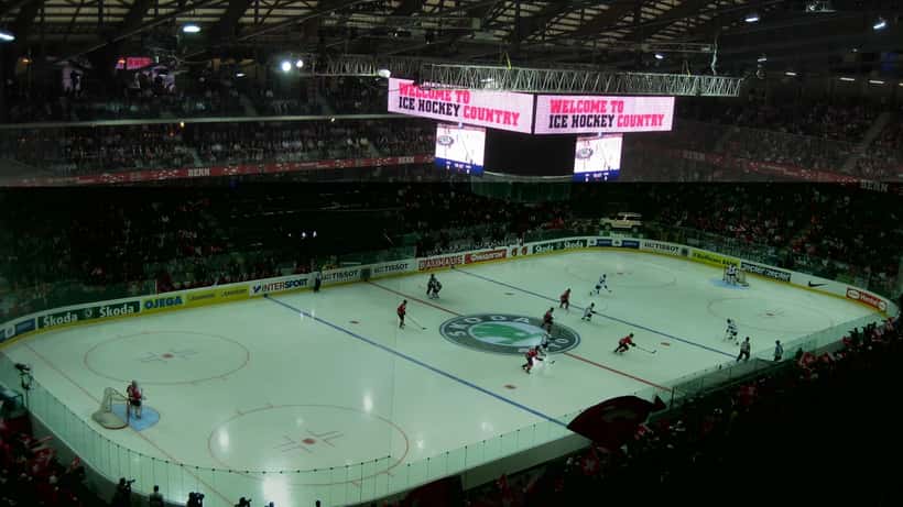 Match de hockey sur glace en Suisse, joueurs en action sur la patinoire