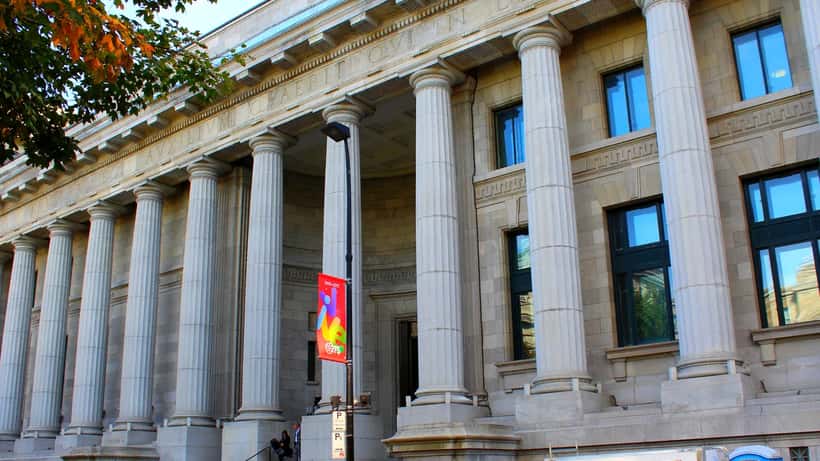 Palais de justice québécois, symbole des recours légaux en matière de diffamation et injure