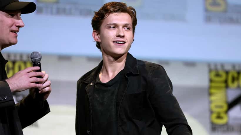 L'acteur britannique Tom Holland en conférence de presse, connu pour son rôle de Spider-Man dans l'univers Marvel
