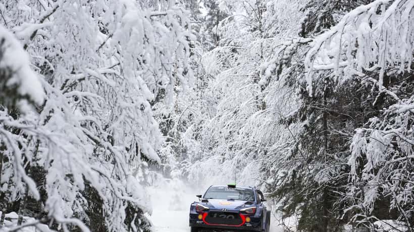 Hyundai-rallybil på grusväg under Rally Sweden – dynamisk sport och bilservice