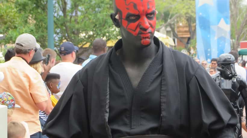 Darth Maul Star Wars kostuumfiguur op een evenement, symbool voor de nieuwe animatieserie op Disney Plus