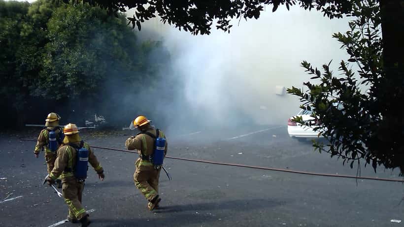 Pompiers luttant contre un incendie, bâtiment en flammes, intervention des secours