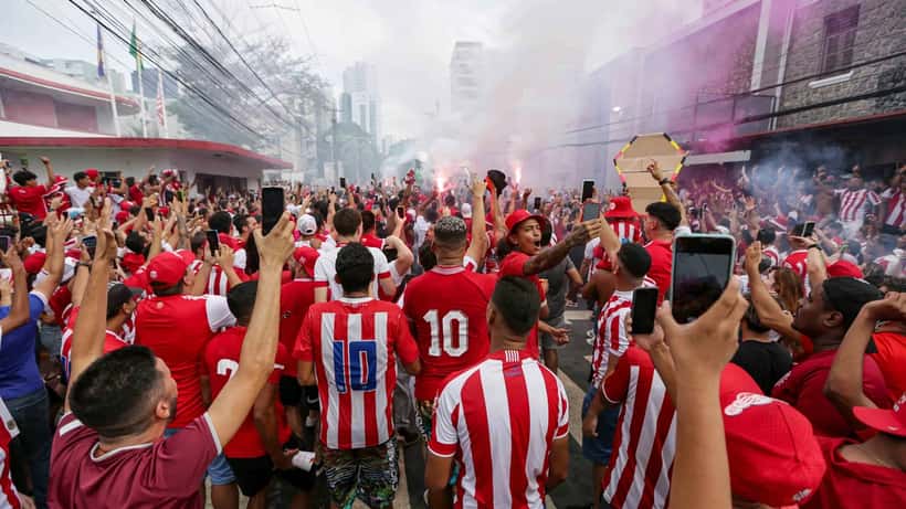 Partida de futebol do Náutico no Estádio dos Aflitos no Recife pela Série B