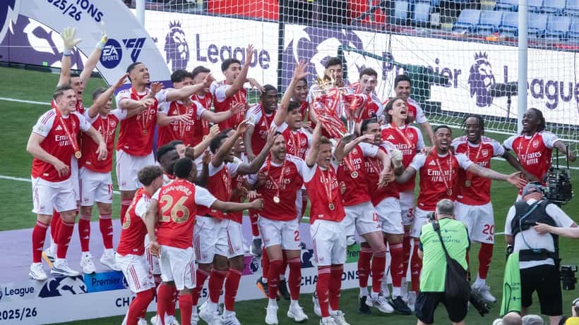 Calciatori Arsenal festeggiano la vittoria del titolo della Premier League 2026