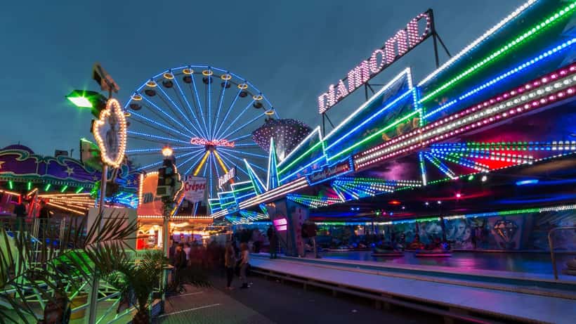 Kermis attracties en bezoekers op het festivalterrein in een Nederlandse binnenstad