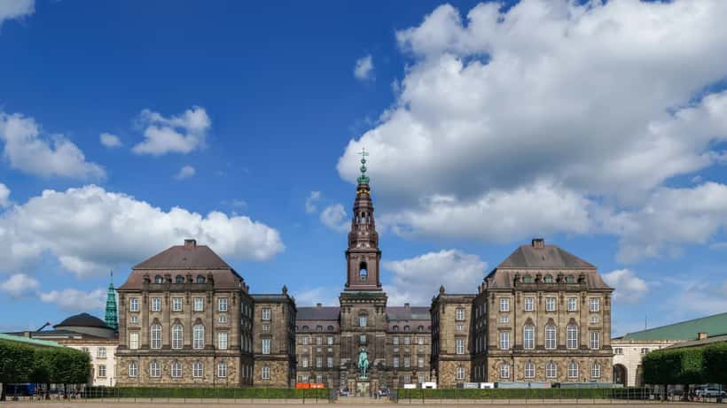 Christiansborg Slot, Danmarks parlament, sommerdag