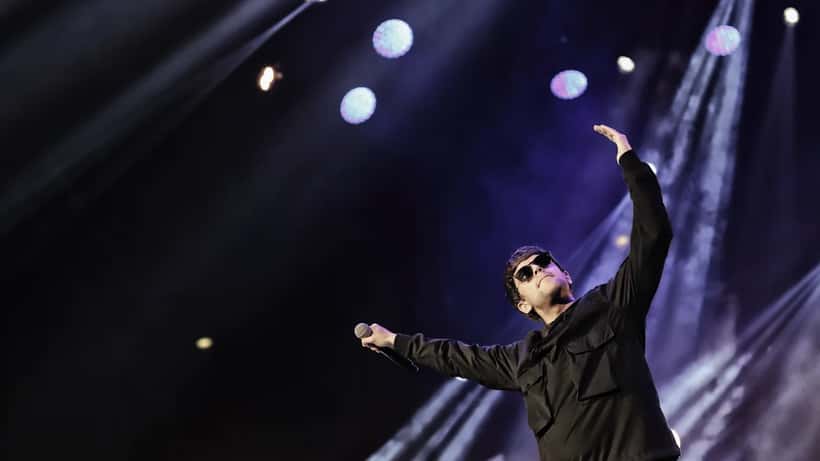 Il cantautore Gazzelle sul palco di un concerto in Italia