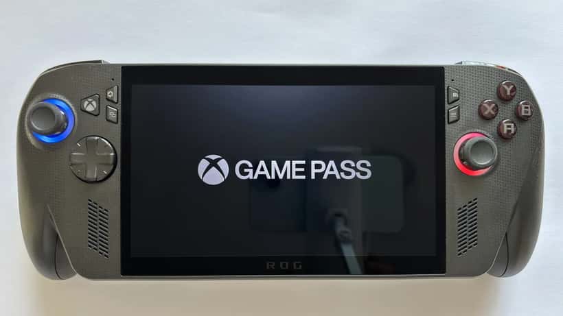 Console Xbox com tela do Game Pass Ultimate, serviço de assinatura de jogos da Microsoft