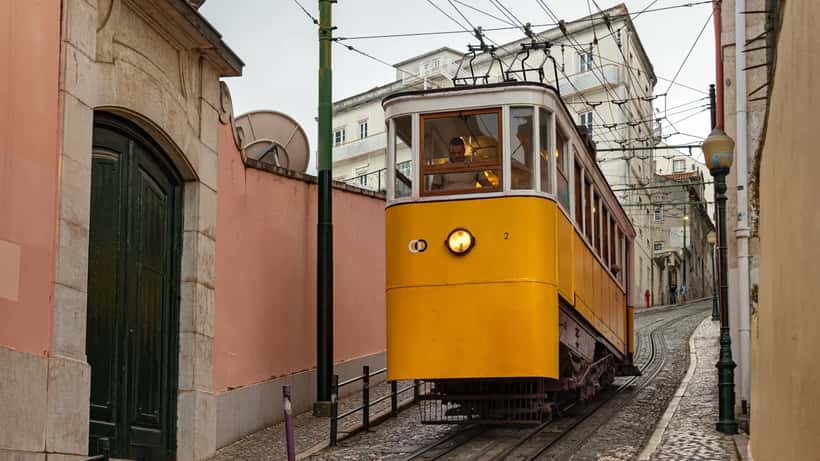Elevador da Glória em Lisboa, funicular histórico na encosta da cidade