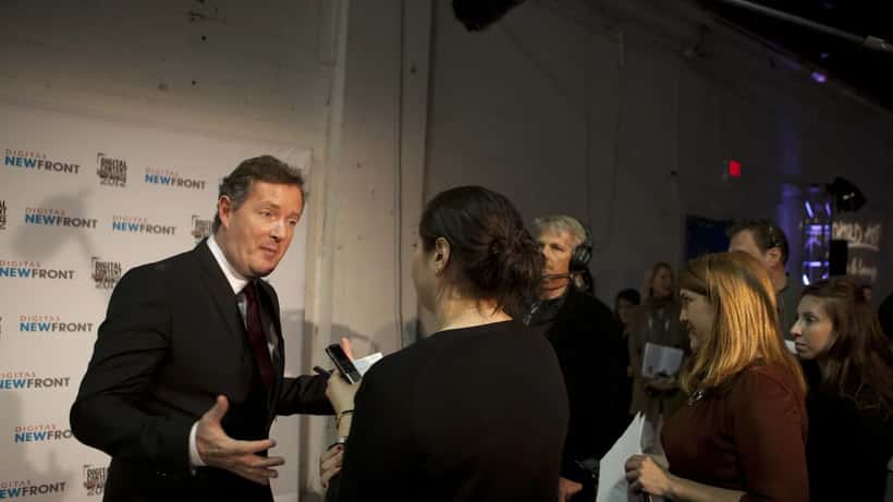 Piers Morgan durante entrevista televisiva, jornalista britânico no centro do processo de difamação do caso Swan Song 2026