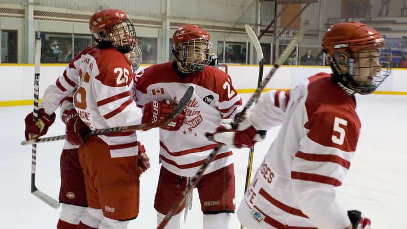 Joueurs de hockey junior sur glace lors d'un match de playoffs OHL en Ontario