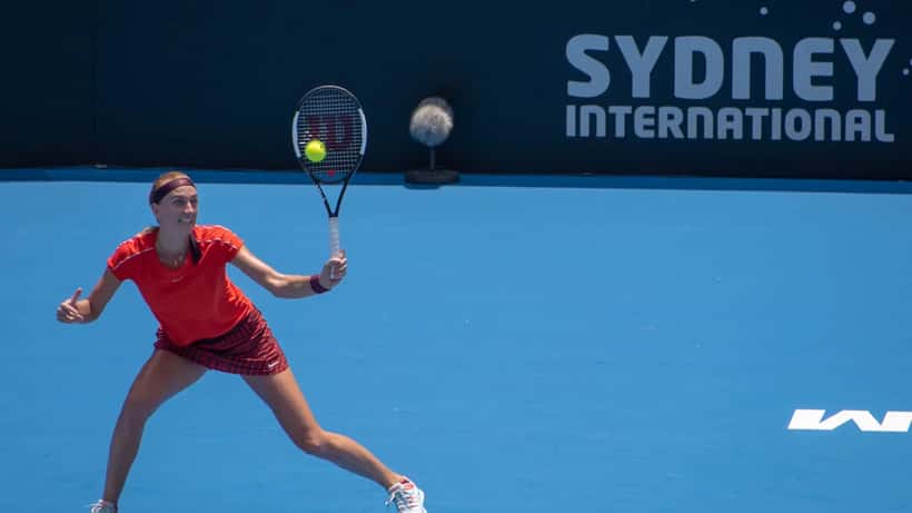 Joueuse de tennis WTA en action sur le court lors du Sydney International, fatigue sportive professionnelle
