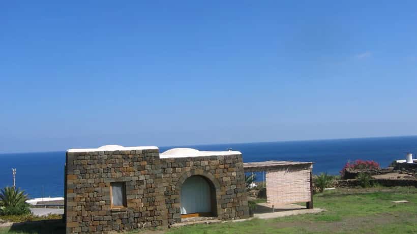 Tipici dammusi di Pantelleria, tradizionali abitazioni in pietra lavica nera con tetti a cupola