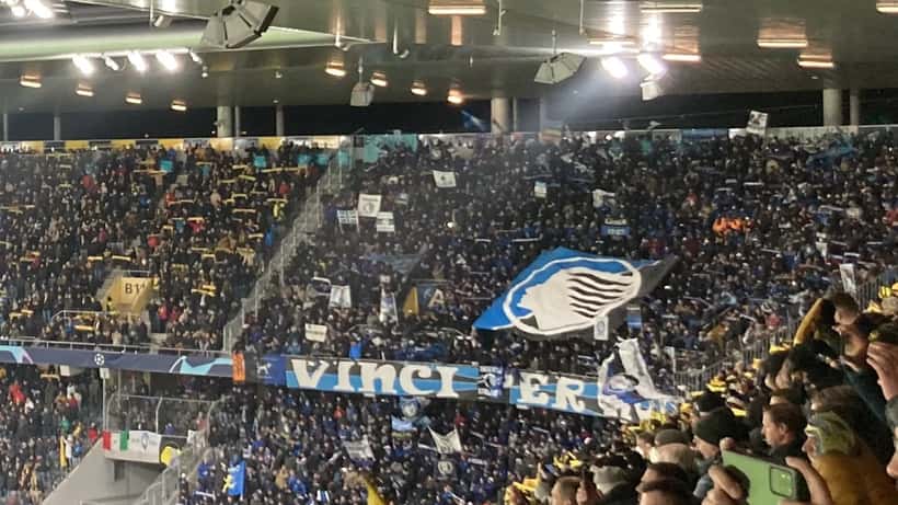 Adeptos da Atalanta antes de um jogo da UEFA Champions League num estádio europeu