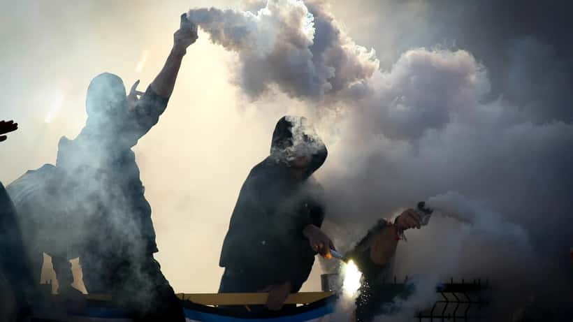 Fußball-Fans im Gästeblock bei einem Europa-League-Auswärtsspiel