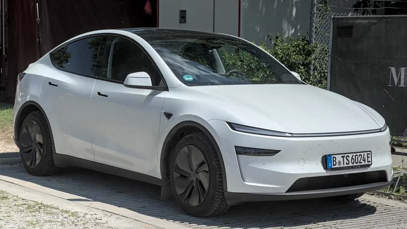 Tesla Model Y 2025 parkerad utomhus, finansiell rådgivning om elbil restvärde och billån Sverige 2026