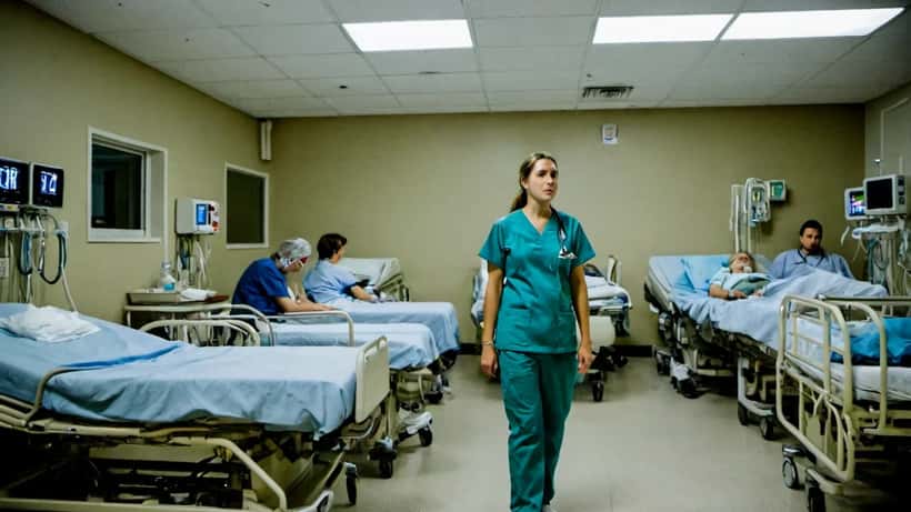 Enfermera en sala de urgencias saturada de un hospital estadounidense