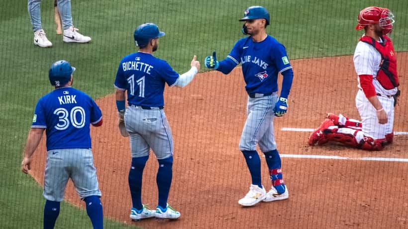 Andrés Giménez des Blue Jays de Toronto frappe un circuit lors d'un match de la MLB 2025