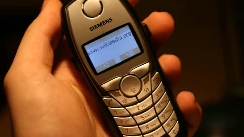 Téléphone portable affichant des messages SMS potentiellement frauduleux