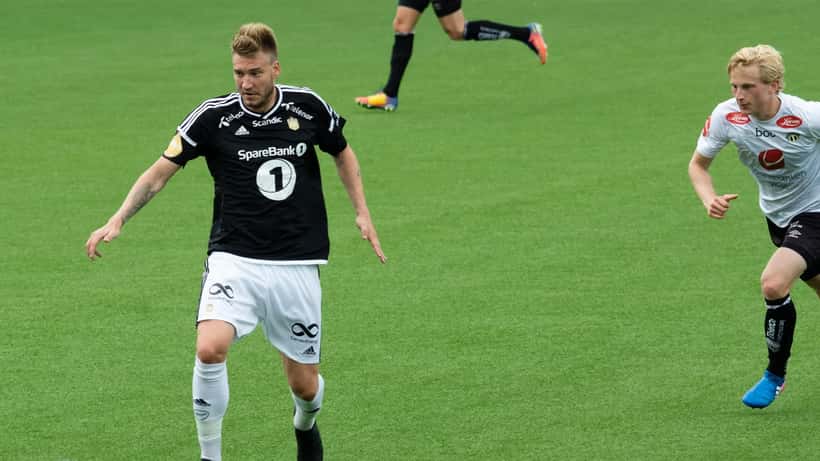 Nicklas Bendtner på fodboldbanen i kamp for Rosenborg