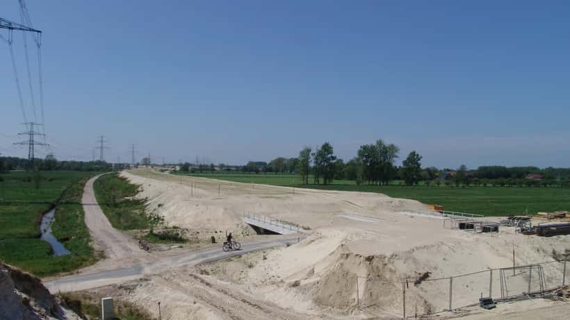 Autobahn-Baustelle in Deutschland: Absperrungen und Baustellenschilder auf einer gesperrten Fahrspur