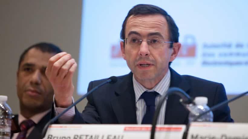 Avocat français examinant des documents administratifs officiels dans un bureau