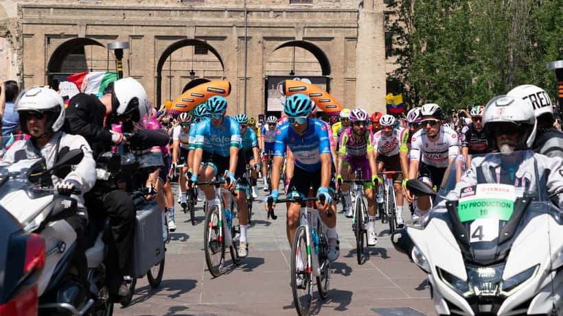 Radsportler im Giro d'Italia 2022 während einer Etappe in vollem Tempo