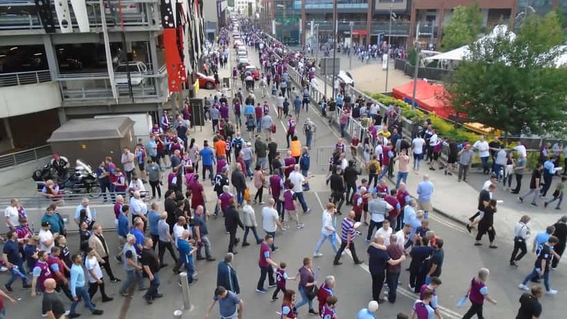 Aston Villa -faneja Wembleyllä jalkapallon fiilistelyssä