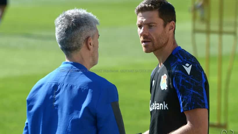 Xabi Alonso durante una sessione di allenamento con la Real Sociedad B, agli inizi della sua carriera da allenatore