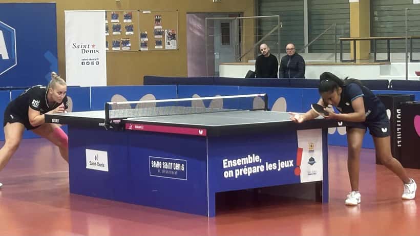 Prithika Pavade en match de tennis de table lors d'un tournoi