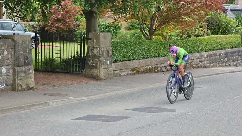 Urška Žigart en pleine course au Championnat du Monde UCI 2023, en tenue de contre-la-montre