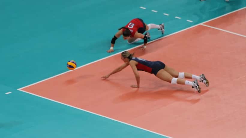 Seleção brasileira masculina de vôlei comemorando medalha de ouro olímpica