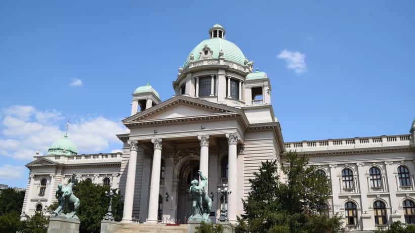 Parlamentsgebäude in Belgrad, Serbien, vor den Parlamentswahlen 2026