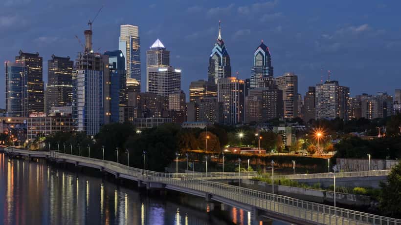 Vista panorámica del horizonte de Filadelfia en verano desde el puente South Street