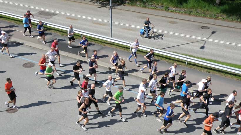 Tusentals löpare springer Göteborgsvarvet längs gatorna i Göteborg