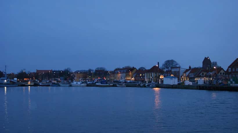 Køge Havn ved aftenstid – industrihavnen ramte af storbrand i metalskrot 29. august 2026