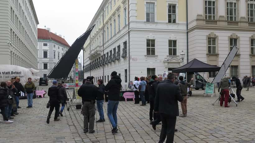 Tatort-Dreharbeiten am Minoritenplatz in Wien 2022, Filmcrew auf einer Wiener Straße