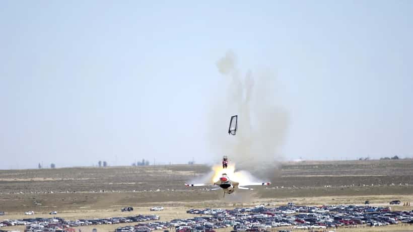 Militaire F-16 straaljager in vlucht tijdens een luchtshow