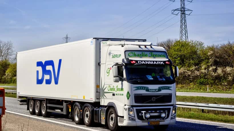 Lastvogn på dansk motorvej — DSV og DB Schenker logistik i Danmark