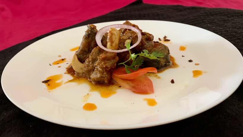 Mesa festiva com pratos tradicionais do Eid al-Adha - celebração e saúde alimentar em Portugal