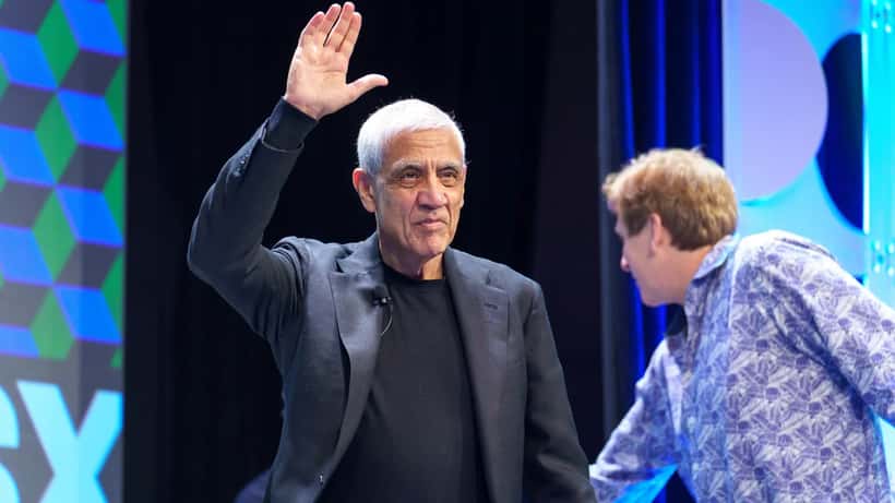 Vinod Khosla prenant la parole lors d'une conférence technologique, fondateur de Khosla Ventures