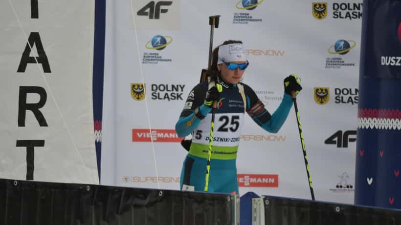 Biathletin beim Wettkampf an der Schießanlage bei der Europameisterschaft