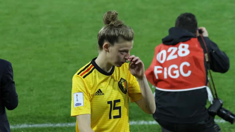 Joueuses de football en action lors du match Italie-Belgique, représentant le risque de blessures sportives