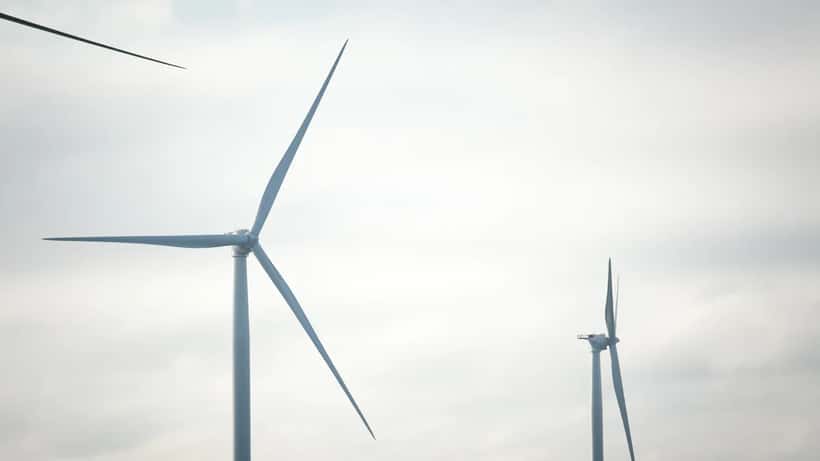 Ørsted offshore vindturbiner ved Block Island, USA, med hvitt skummende hav i bakgrunnen