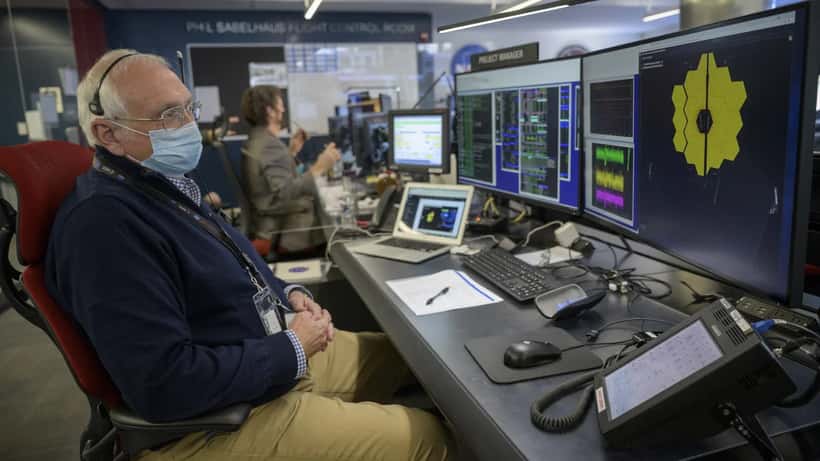 Desdobramento do espelho primário do Telescópio Espacial James Webb em laboratório