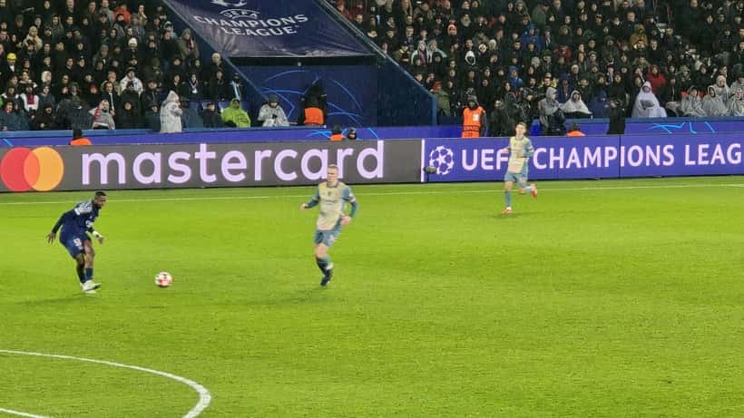 Manchester City-spiller Erling Haaland i aksjon under PSG-kamp januar 2025
