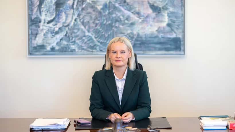 Valtiovarainministeri Riikka Purra virallisessa kuvassa tammikuussa 2026