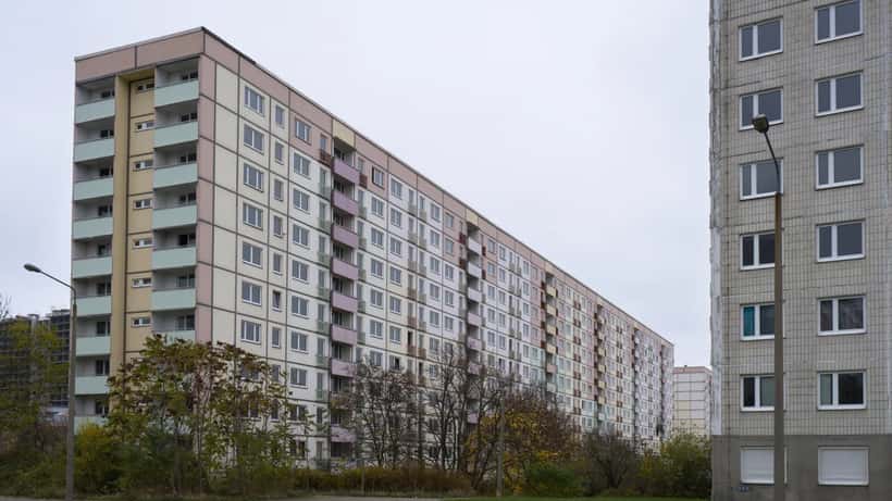 Magistrale in Halle-Neustadt mit Plattenbau-Wohngebäuden, Fotografie 2026